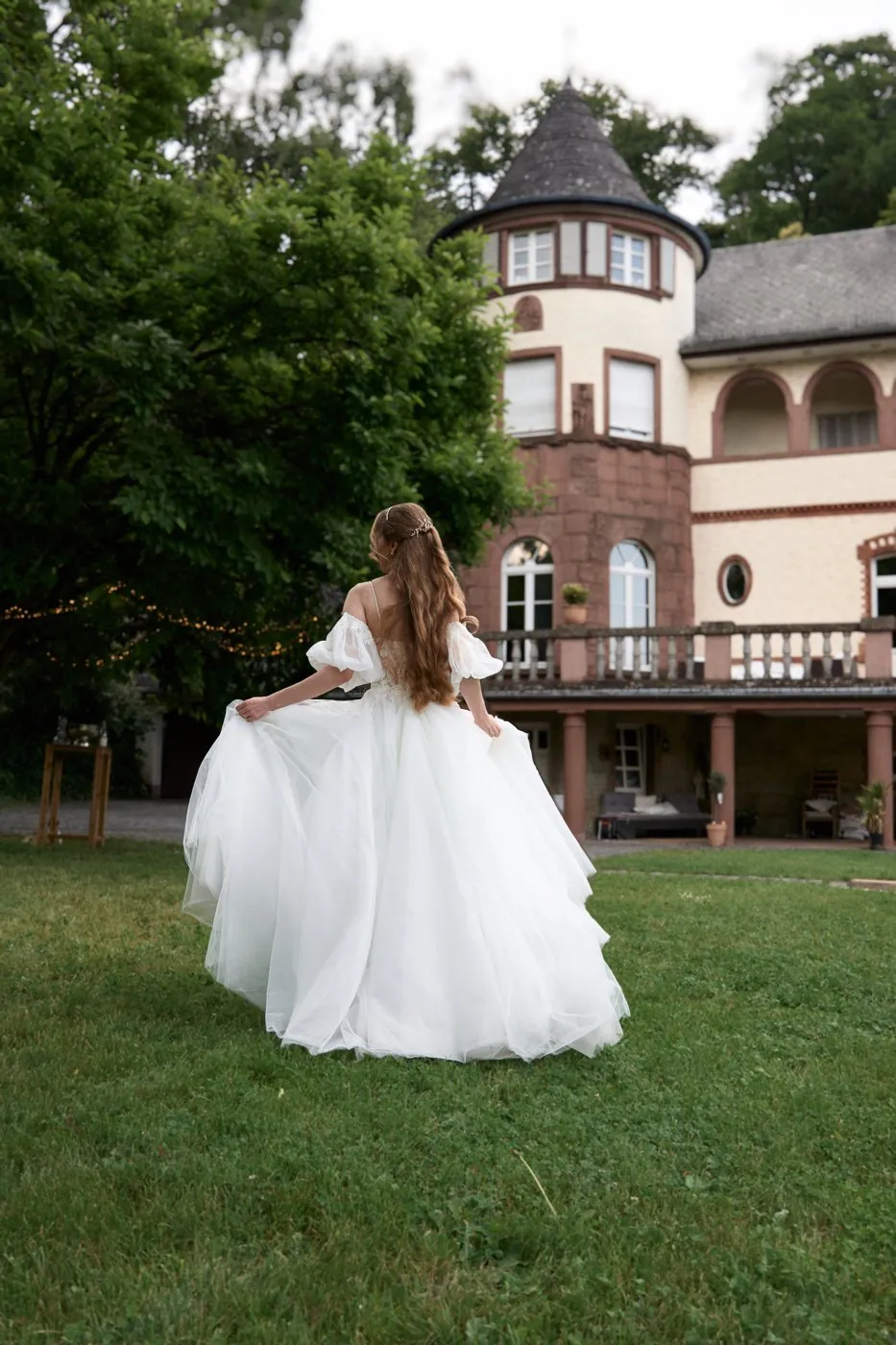 Braut im Kleid vor historischer Villa, Hochzeitsfotografie