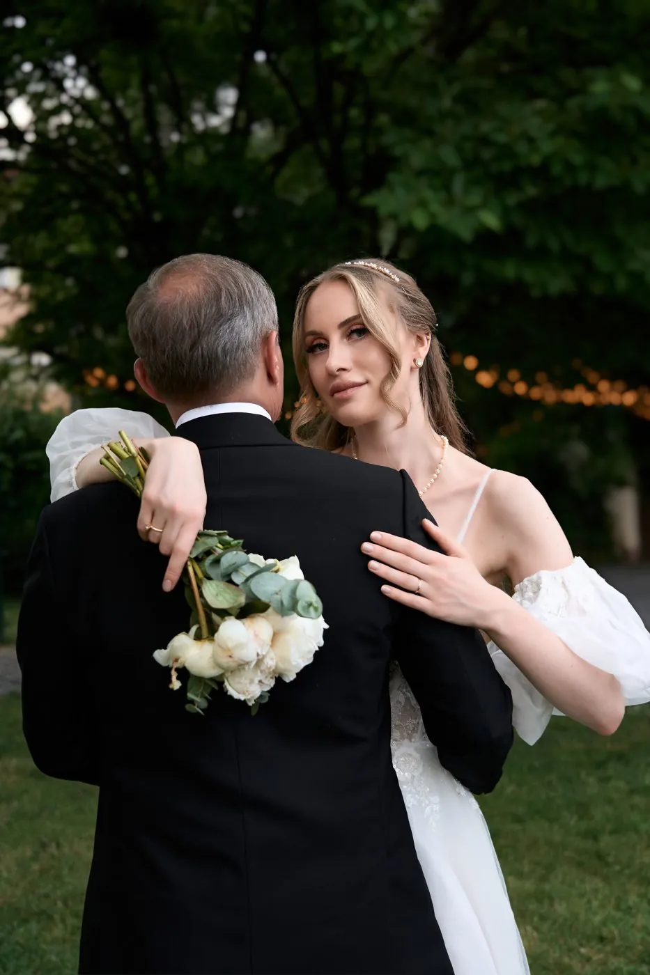 Brautpaar bei der Hochzeit mit Blumenstrauß