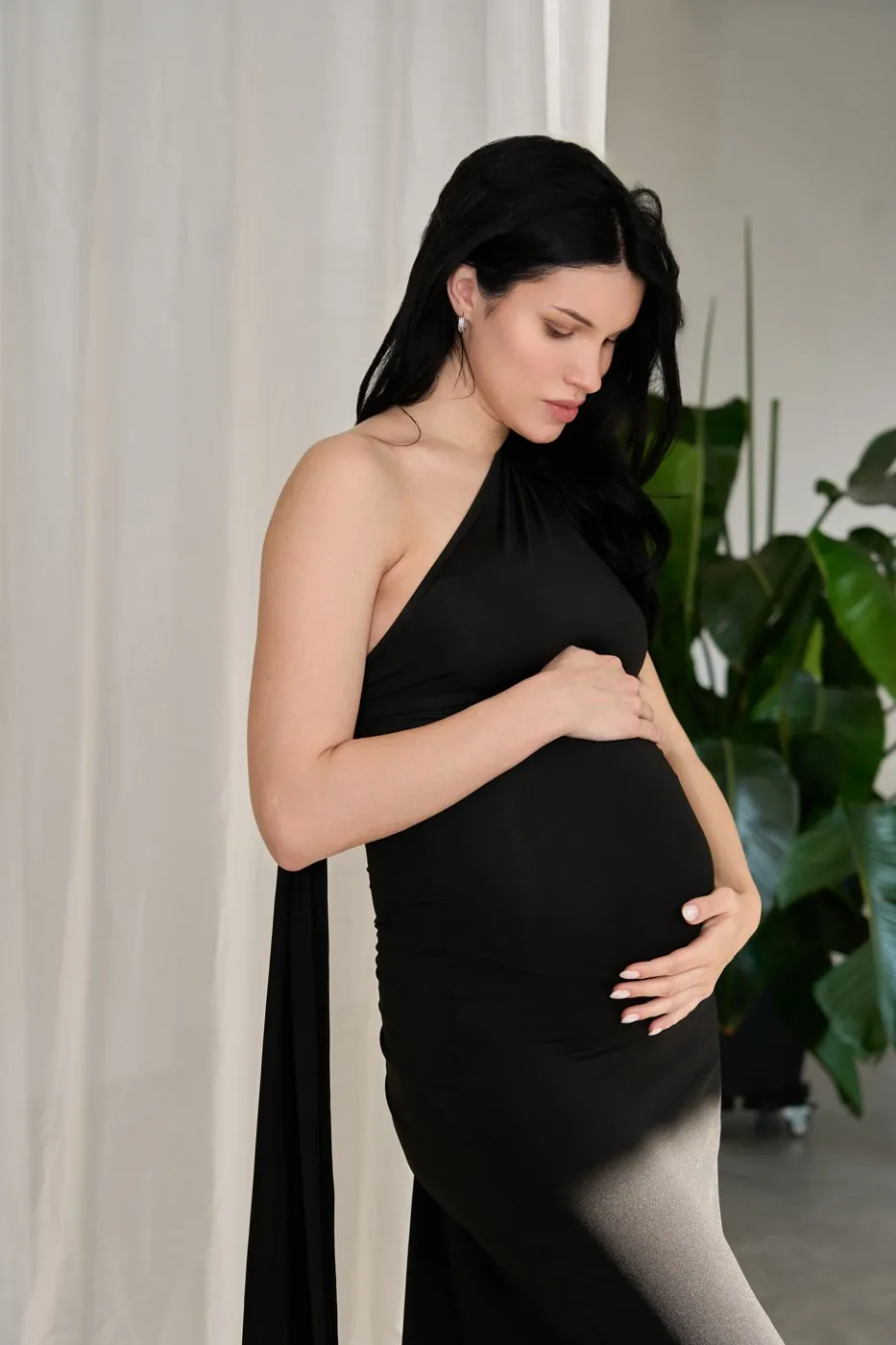 Babybauch-Portrait, natürliche Fotografie im Studio