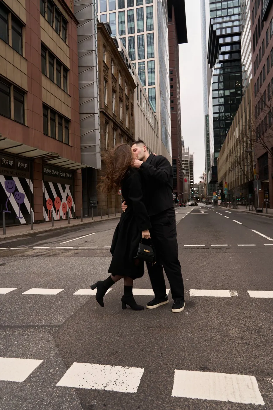 Paar-Shooting an einer Kreuzung in Frankfurt am Main