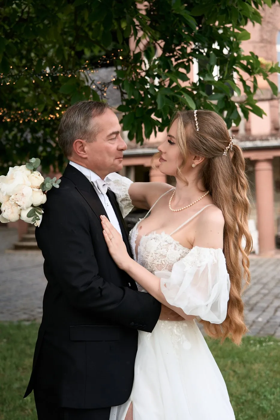 Brautpaar im Garten, Hochzeitsfotografie